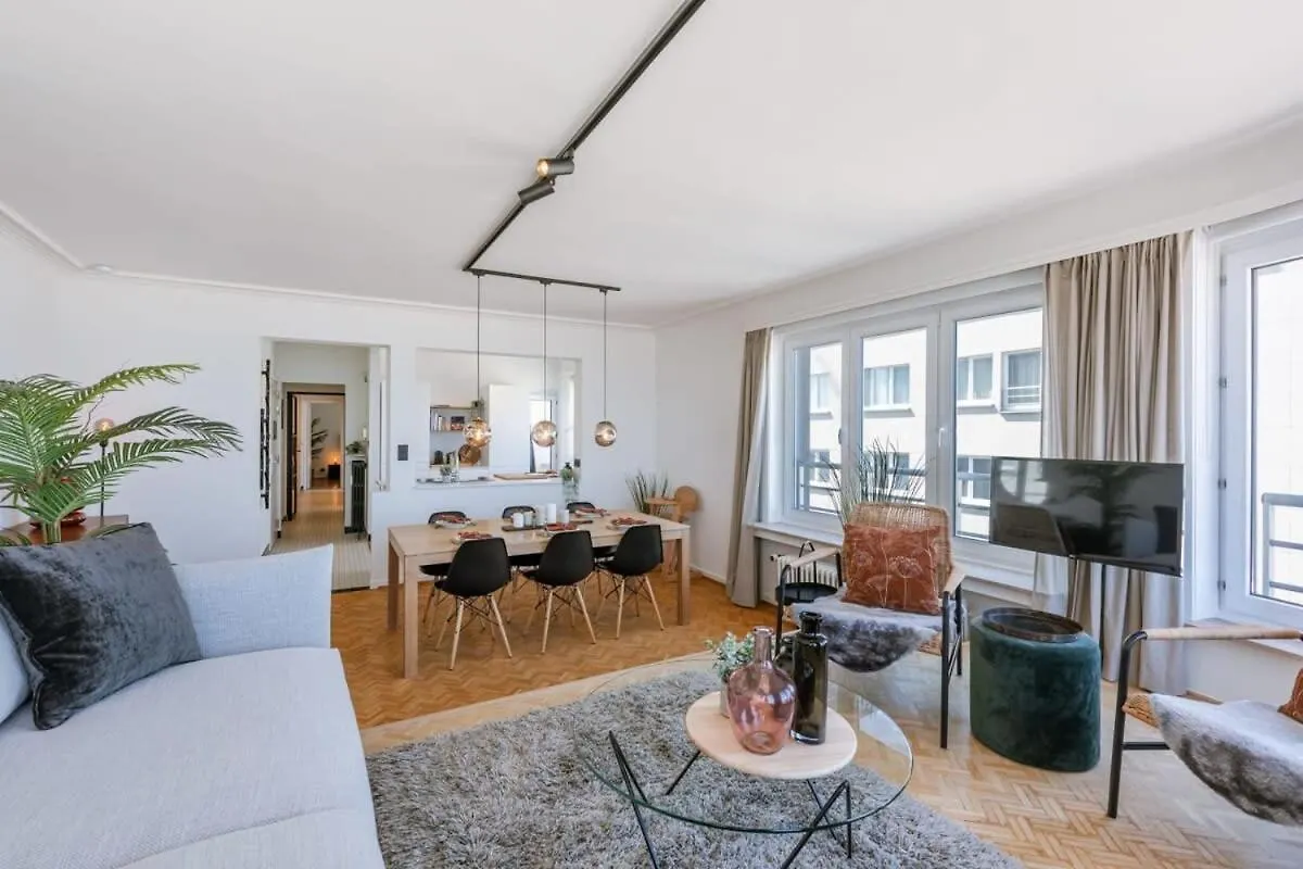 Huswell - Frontal Seaview Apartment In オステンド ベルギー