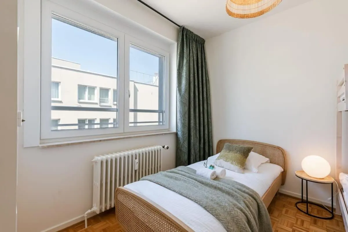 Huswell - Frontal Seaview Apartment In オステンド